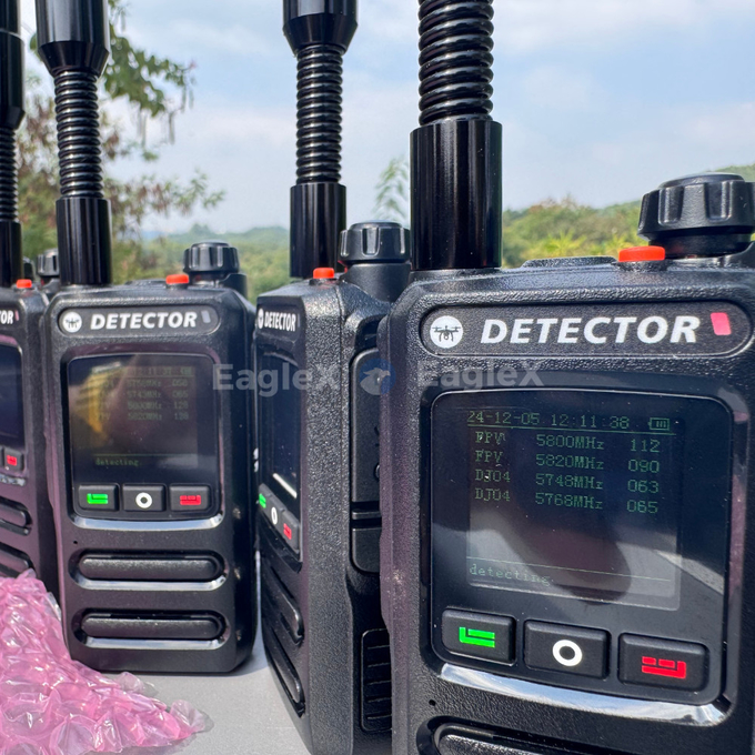 1.5-2KM হ্যান্ডহেল্ড এফপিভি ড্রোন ডিটেক্টর সনাক্তকরণ ৮০০১৫০০ মেগাহার্টজ、২৪০০২৪৮৫ মেগাহার্টজ、৫৭২৫৫৮৫৫০ মেগাহার্টজ 0